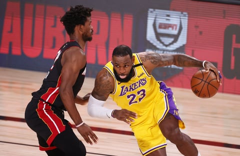 Kendrick Nunn totalizó 18 puntos por el Heat. Tyler Herro agregó 14 y Jae Crowder 12. Adebayo consiguió apenas ocho unidades en 21 minutos y Miami recurrió a sus suplentes en el cuarto periodo. Al menos convirtió una paliza de escándalo en un resultado ligeramente más honroso.