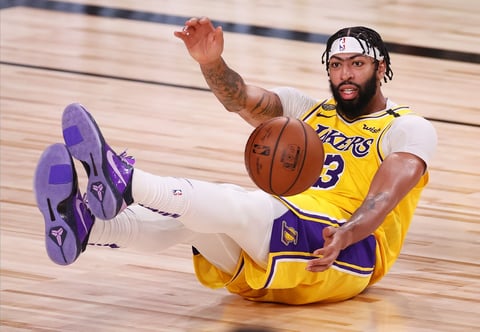 Anthony Davis anotó 34 puntos al debutar en finales,