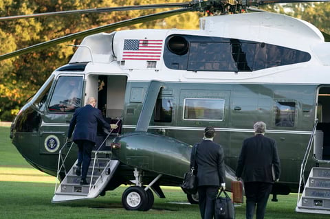 Trump salió de la Casa Blanca vestido de traje, en aparente buen estado, con una mascarilla en la cara, saludando a las cámaras y levantando el pulgar.