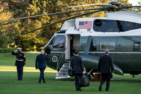 Trump salió de la Casa Blanca vestido de traje, en aparente buen estado, con una mascarilla en la cara, saludando a las cámaras y levantando el pulgar.