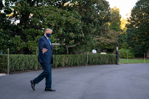 Trump salió de la Casa Blanca vestido de traje, en aparente buen estado, con una mascarilla en la cara, saludando a las cámaras y levantando el pulgar.