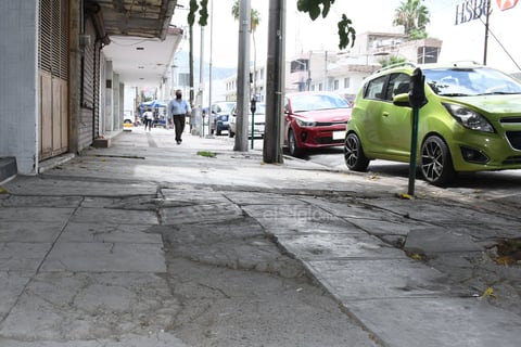 Destruidas. Una constante son las banquetas con el piso destruido por el peso de los automóviles, además del nulo mantenimiento por parte del Ayuntamiento.