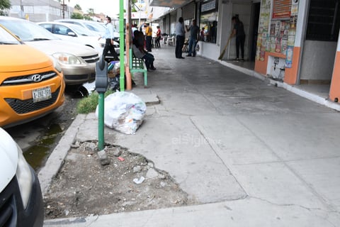 Desnivel. El piso 'levantado' es como describen los ciudadanos las banquetas del primer cuadro de Torreón.