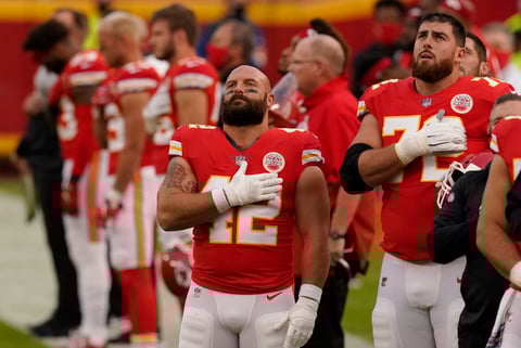 La baja de Cam Newton –quien dio positivo por Covid-19 el fin de semana– mermó el ataque de los Pats, que improvisaron con Brian Hoyer y Jarrett Stidham, pero ni juntos sumaron los números de Mahomes.