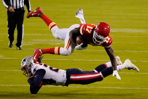 A pesar de que la defensiva detuvo a Patrick Mahomes en la primera parte, Kansas City venció 26-10 a Nueva Inglaterra, en el improvisado lunes por la noche de la NFL de la Semana 4.