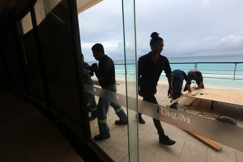 Entre evacuaciones, se alista Quintana Roo para impacto de 'Delta'
