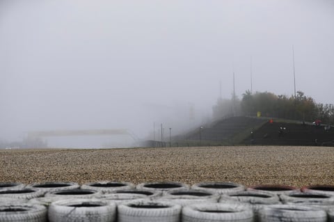 La FIA (Federación Internacional del Automóvil) anunció a las cuatro de la tarde (14:00 horas GMT) que, dado que las condiciones meteorológicas no mejoraban, tampoco se disputaría el segundo entrenamiento libre para la undécima carrera del año. En la que el inglés Lewis Hamilton (Mercedes), líder destacado del Mundial, puede igualar el récord histórico de victorias en Fórmula Uno del alemán Michael Schumacher, 91 veces triunfal en la categoría reina del motor.