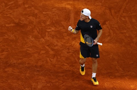 Al hacer ante su más reciente rival lo que ha hecho a muchos otros en un torneo en cancha de arcilla que ha dominado por 15 años, Nadal derrotó el viernes 6-3, 6-3, 7-6 (0) al argentino y 12do preclasificado Diego Schwartzman en una extenuante y emocionante semifinal.