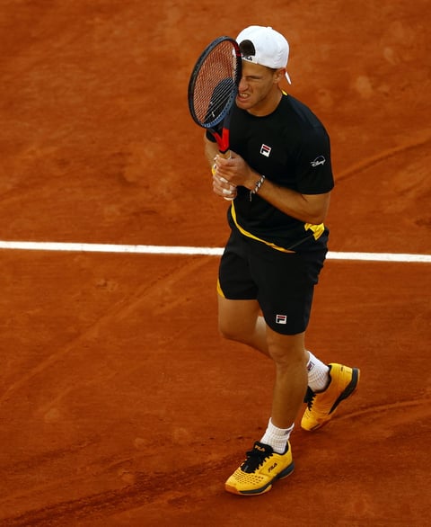 Solamente 1.000 espectadores pudieron estar en las tribunas diariamente, ante el incremento de contagios de COVID-19 en Francia, y el público disperso en las gradas mostraba su apoyo a Schwartzman en el cierre del tercer set, en parte porque eso implicaba que el duelo se alargara a un cuarto set de excelente tenis.
