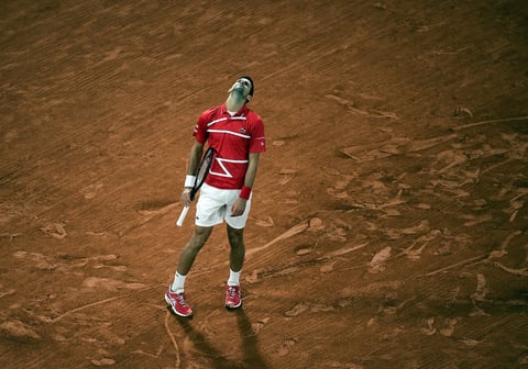 Nole, que esta temporada solo cuenta una derrota, la descalificación en el Abierto de Estados Unidos por agredir a una juez, alcanza su quinta final tras haber perdido un set en cuartos contra el español Pablo Carreño y dos en semis frente a Tsitsipas, sexto del mundo.