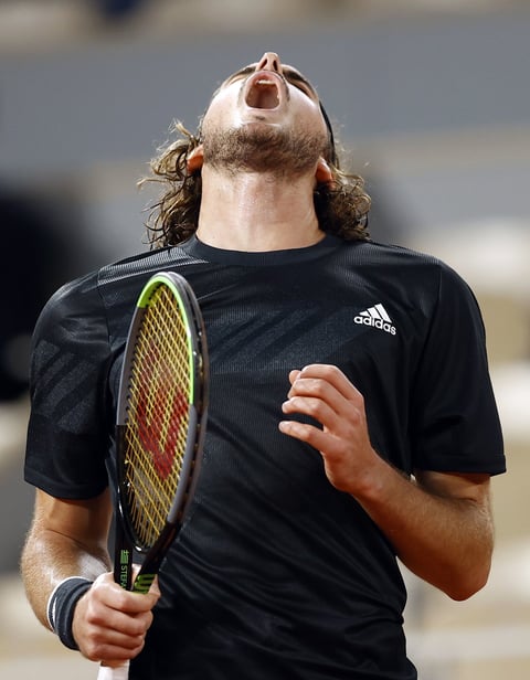 Hincó la rodilla el heleno, orgulloso de haber superado su mejor actuación en París y haber alcanzado por segunda vez en su joven carrera las semifinales de un grande tras las del pasado Abierto de Australia.