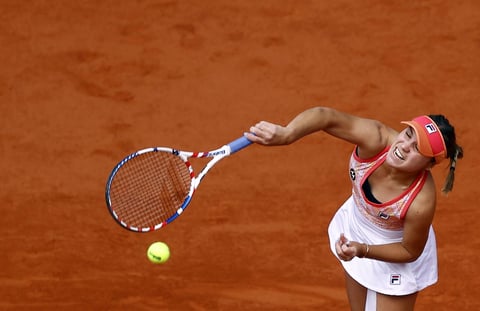 'No sé lo que me está pasando, todo va tan deprisa', dijo la polaca, ganadora de Wimbledon en categoría júnior en 2018, que corrió a saludar a su familia a la grada nada más ganar la bola de partido.