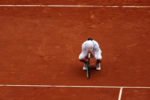 El huracán le llevó a ponerse 3-0 de inicio y, aunque en un golpe de orgullo reaccionó Kenin para empatar 3-3, la presión no se redujo y la estadounidense penaba a detener a la polaca, que no paró hasta hacerse con el set.