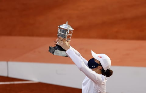 Sin la número 1 del mundo, la australiana Ashleigh Barty, ganadora del año pasado, que prefirió no correr riesgos en el año de la COVID-19; sin la japonesa Naomi Osaka, ganadora del Abierto de Estados Unidos, Swiatek se reveló como una estrella ascendente.