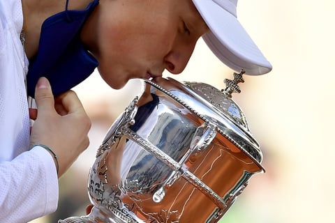 La joven promesa del tenis femenino, admiradora confesa del español Rafael Nadal, que no había ganado ningún torneo profesional en su carrera, se convierte en la primera polaca que gana un grande, tanto en el cuadro femenino como en el masculino.