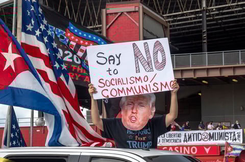 Una caravana de miles de vehículos con banderas estadounidenses y cubanas y carteles a favor del presidente Donald Trump recorrió este sábado Miami para advertir del riesgo de que las ideas comunistas y socialistas se implanten en el poder de Estados Unidos y pedir la libertad para Cuba, Venezuela y Nicaragua.