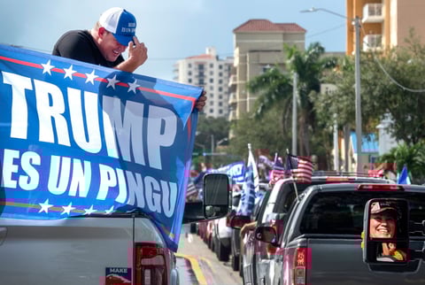Figuras del exilio cubano y de organizaciones opositoras de la isla, de Venezuela y Nicaragua, veteranos de la fallida invasión de Bahía de Cochinos (Cuba), empresarios, familias y ciudadanos 'honkoneses y taiwaneses', casi en su totalidad con mascarillas, se hicieron presentes en el Magic Casino para participar la Caravana Anticomunista-Antisocialista por la Libertad y la Democracia.