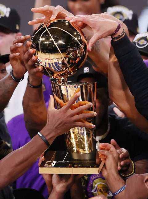 Vencen Lakers 106-93 a Heat de Miami en Finales de NBA