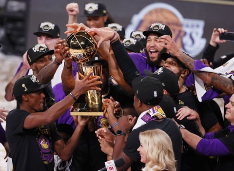 Vencen Lakers 106-93 a Heat de Miami en Finales de NBA