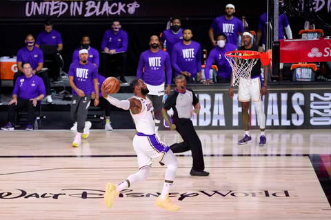 Vencen Lakers 106-93 a Heat de Miami en Finales de NBA
