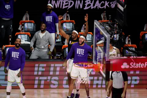 Vencen Lakers 106-93 a Heat de Miami en Finales de NBA