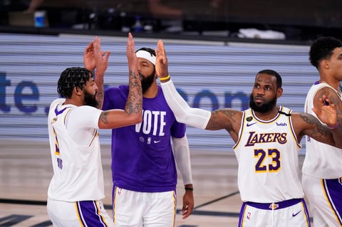 Vencen Lakers 106-93 a Heat de Miami en Finales de NBA