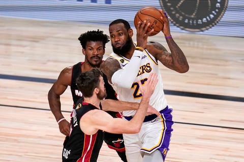 Vencen Lakers 106-93 a Heat de Miami en Finales de NBA