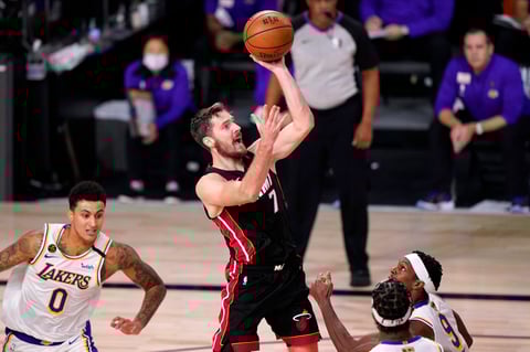 Vencen Lakers 106-93 a Heat de Miami en Finales de NBA