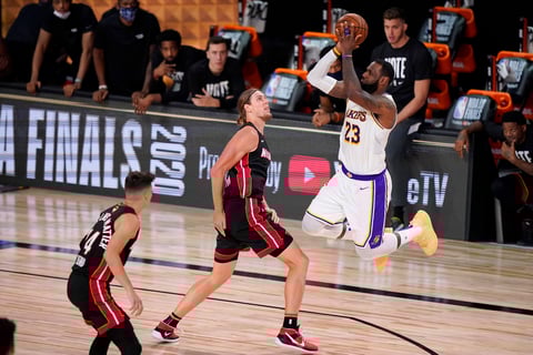 Vencen Lakers 106-93 a Heat de Miami en Finales de NBA