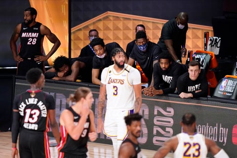 Vencen Lakers 106-93 a Heat de Miami en Finales de NBA