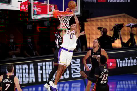 Vencen Lakers 106-93 a Heat de Miami en Finales de NBA