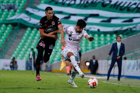 Con el triunfo, Santos Laguna llegó a 18 puntos y escaló al noveno puesto, solamente a una unidad de distancia del Rebaño Sagrado, que marcha en el octavo peldaño, con cuatro juegos por disputar. A los Albiverdes le restan tres duelos en casa.