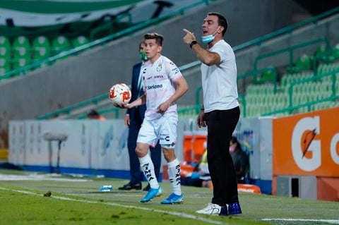 Primero, aguantó un disparo a quemarropa de Octavio Rivero, quien había desbordado por derecha. El arquero tapó con su brazo el gol del charrúa, para que el balón pegara en el travesaño, antes de irse por encima del arco.