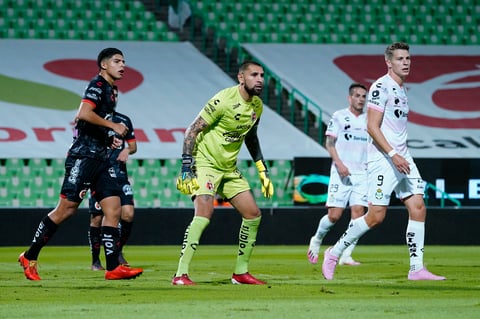 La insistencia santista rindió frutos, sin que Orozco pudiera evitarlo, con un buen despliegue físico y futbolístico de los laguneros en el rectángulo verde, con una gran labor del 'Emperador' Furch, con sacrificio y generoso con el balón, al sumar un par de asistencias.