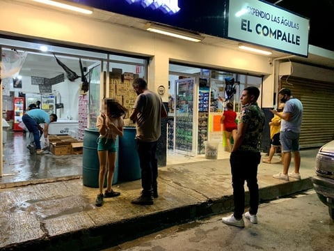 Forman largas filas en expendios ante 'Ley Seca' en Torreón