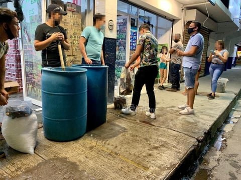 Forman largas filas en expendios ante 'Ley Seca' en Torreón