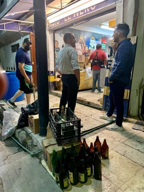 Forman largas filas en expendios ante 'Ley Seca' en Torreón