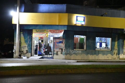 Forman largas filas en expendios ante 'Ley Seca' en Torreón