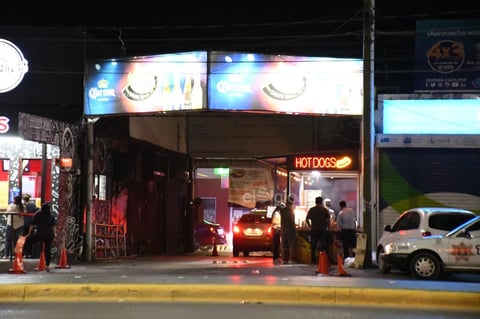 Forman largas filas en expendios ante 'Ley Seca' en Torreón