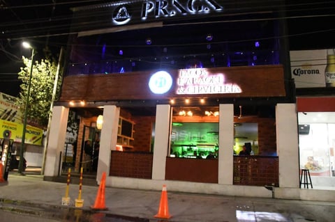 Forman largas filas en expendios ante 'Ley Seca' en Torreón