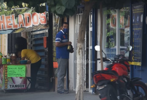 Forman largas filas en expendios ante 'Ley Seca' en Torreón