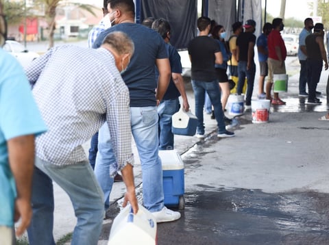 Forman largas filas en expendios ante 'Ley Seca' en Torreón