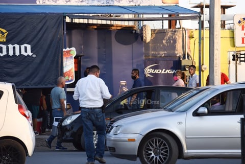 Forman largas filas en expendios ante 'Ley Seca' en Torreón