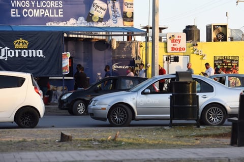 Forman largas filas en expendios ante 'Ley Seca' en Torreón
