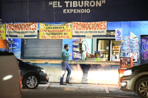 Forman largas filas en expendios ante 'Ley Seca' en Torreón