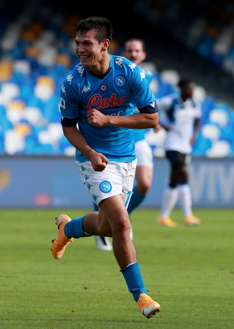 Titular por tercera jornada consecutiva, Lozano firmó el 1-0 en el minuto 23 al empujar entre las mallas un centro de Giovanni Di Lorenzo, y cuatro minutos después completó su doblete con un golazo. Aprovechó un fallo defensivo del Atalanta para encarar la defensa, recortó y liberó un derechazo curvado desde el límite del área que fulminó a Marco Sportiello.