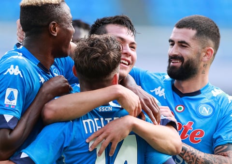 Los hombres de Gennaro Gattuso se fueron al descanso por delante 4-0 y con un dominio absoluto. Matteo Politano firmó el tercero con un zurdazo desde fuera del área y el nigeriano Victor Osimhen, con otro derechazo desde los 20 metros, tras un nuevo error de la zaga rival, determinó el 4-0.