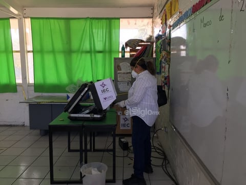 Ciudadanos acuden a votar