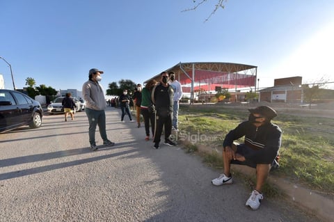 Desde temprana hora se presentaron largas filas en el fraccionamiento Ana de Torreón para acudir a votar.