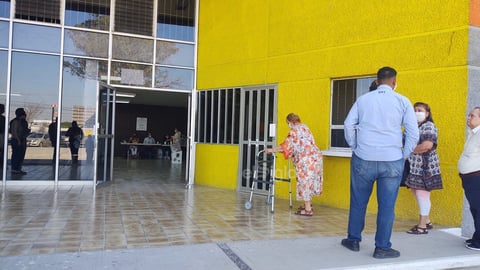 Adultos mayores se presentan a sus casillas.